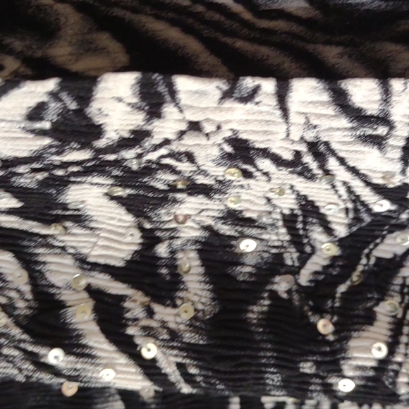 Alberto Makali Small sequined 3/4 sleeve button down top. - Picture 4 of 5